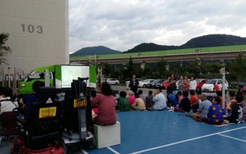 한여름 밤의 영화상영 이미지